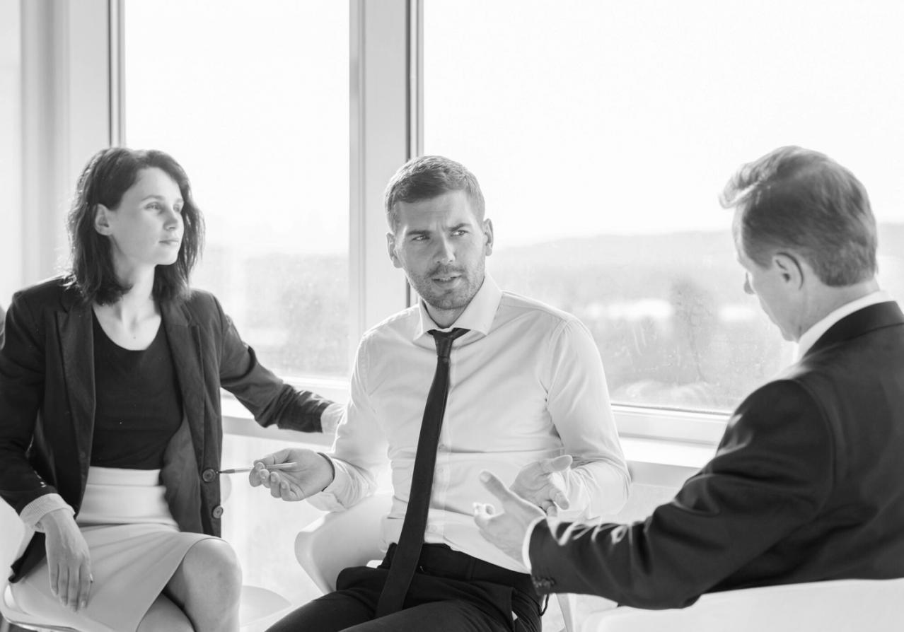 Professionnel analysant des rapports financiers détaillés