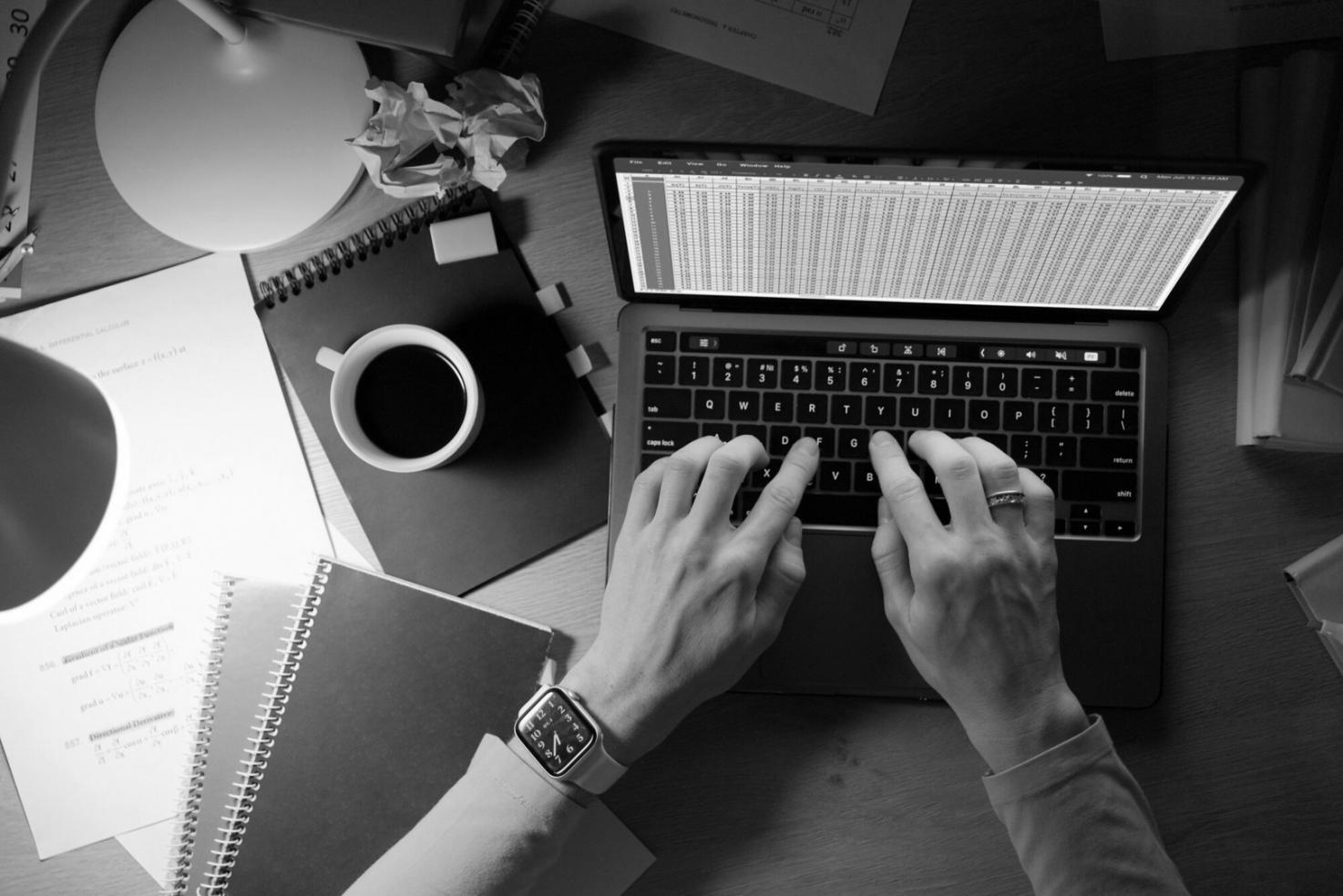 Équipe de formateurs analysant des documents budgétaires